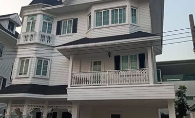 Casa en alquiler de 4 habitaciones en Bang Na, Bangkok