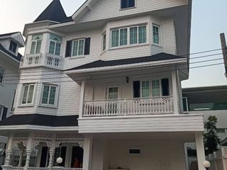 Casa en alquiler de 4 habitaciones en Bang Na, Bangkok
