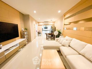 Casa adosada en venta de 3 habitaciones en Suan Luang, Bangkok