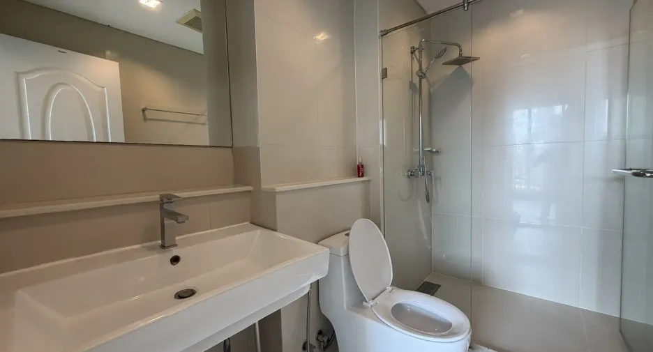 Condo en venta y en alquiler de estudio en Watthana, Bangkok