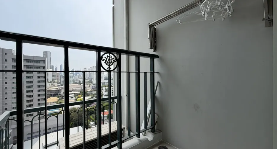 Condo en venta y en alquiler de estudio en Watthana, Bangkok