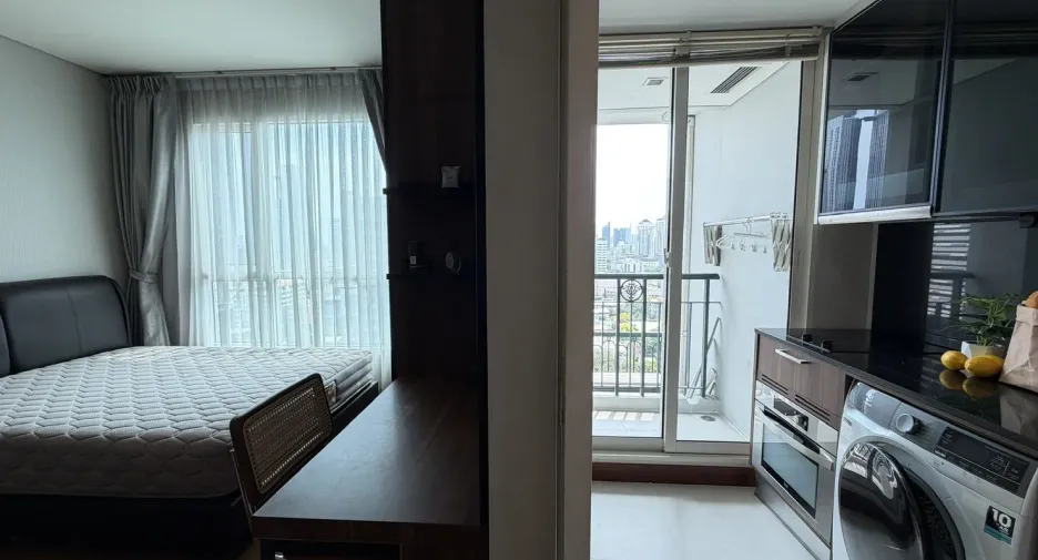 Condo en venta y en alquiler de estudio en Watthana, Bangkok