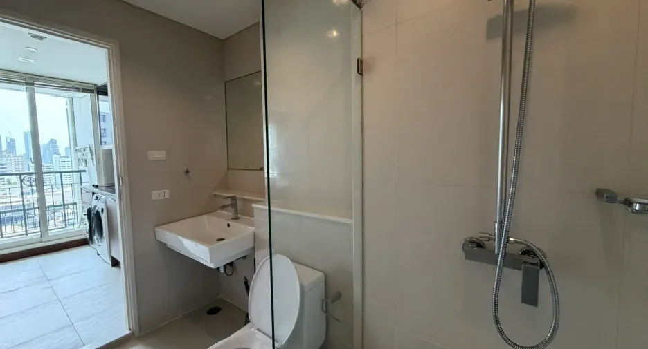 Condo en venta y en alquiler de estudio en Watthana, Bangkok