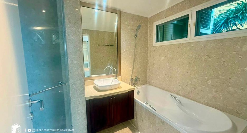 For rent 3 bedrooms condo in Pathum Wan, Bangkok