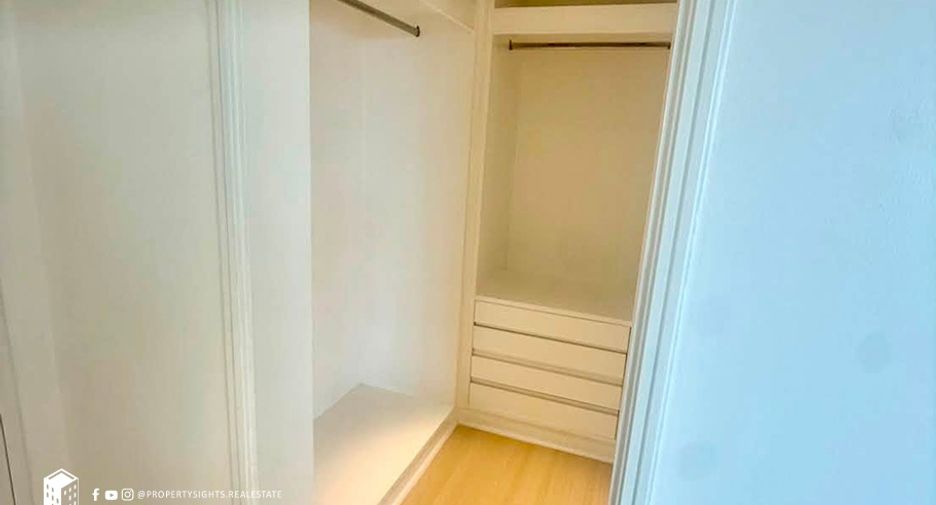 For rent 3 bedrooms condo in Pathum Wan, Bangkok