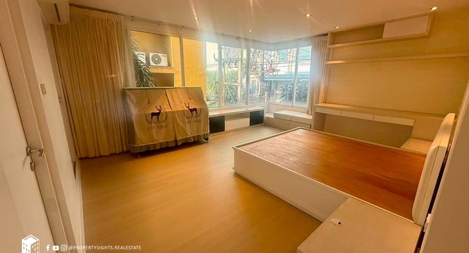 For rent 3 bedrooms condo in Pathum Wan, Bangkok
