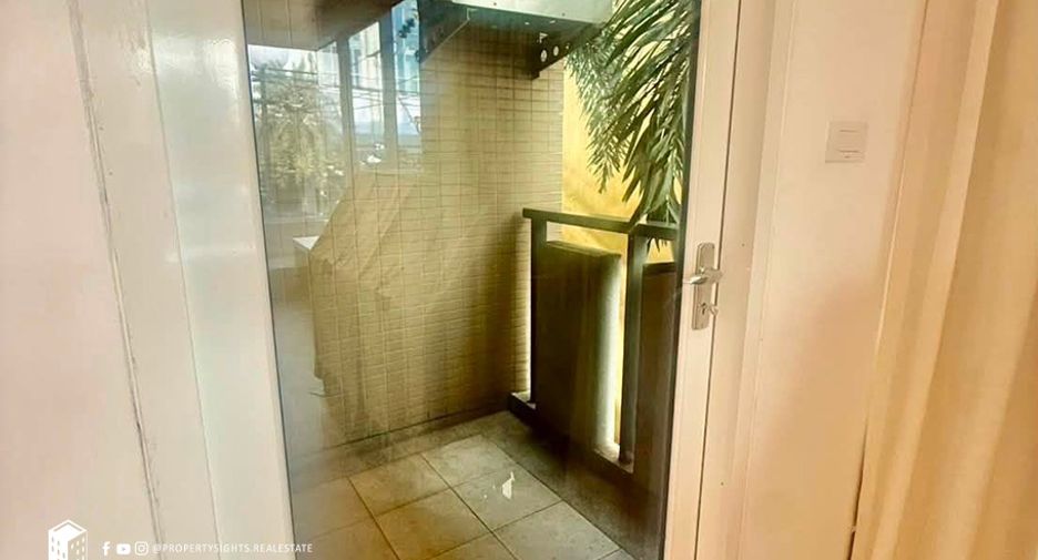 For rent 3 bedrooms condo in Pathum Wan, Bangkok