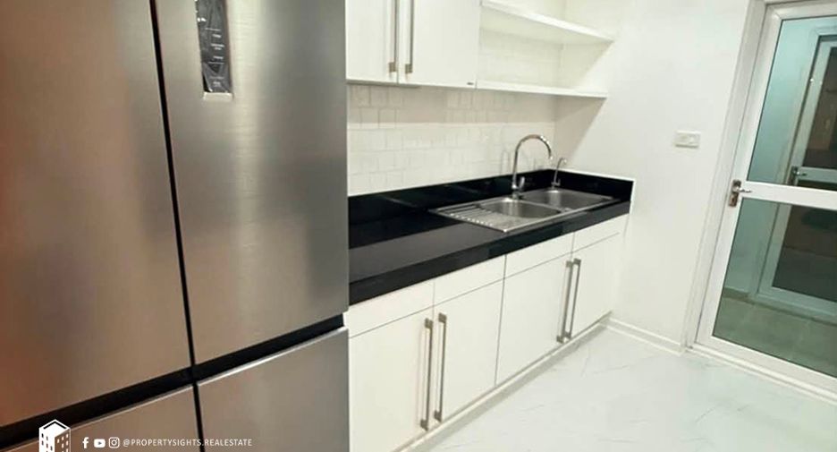 For rent 3 bedrooms condo in Pathum Wan, Bangkok