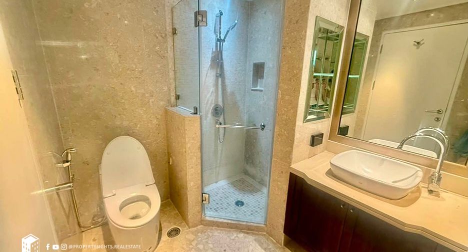 For rent 3 bedrooms condo in Pathum Wan, Bangkok
