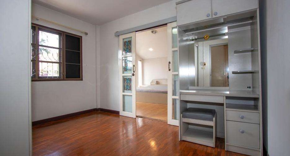 For rent 4 bedrooms house in Mueang Chiang Mai, Chiang Mai