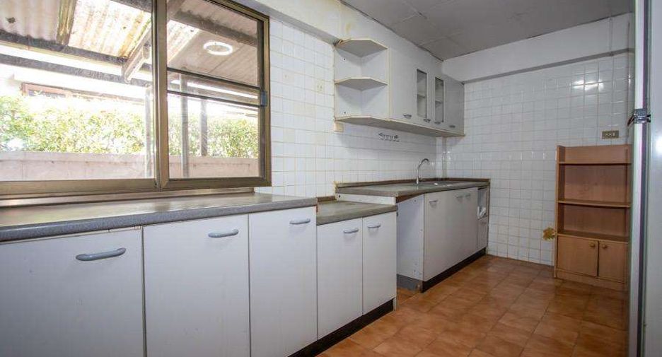 For rent 4 bedrooms house in Mueang Chiang Mai, Chiang Mai