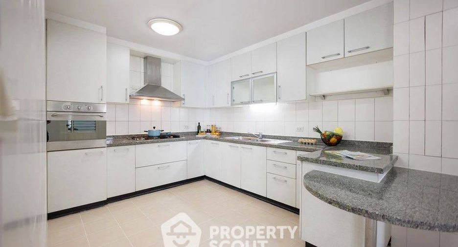 For rent 3 bedrooms apartment in Khlong Toei, Bangkok