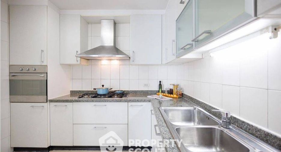 For rent 3 bedrooms apartment in Khlong Toei, Bangkok