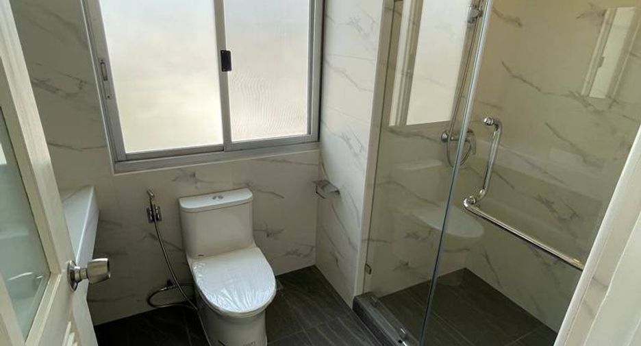 For rent 3 bedrooms apartment in Watthana, Bangkok