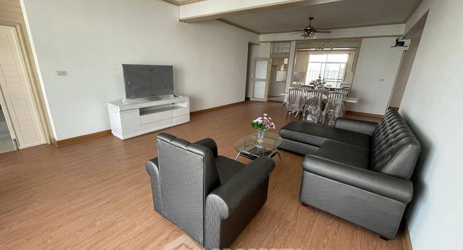 For rent 3 bedrooms apartment in Watthana, Bangkok