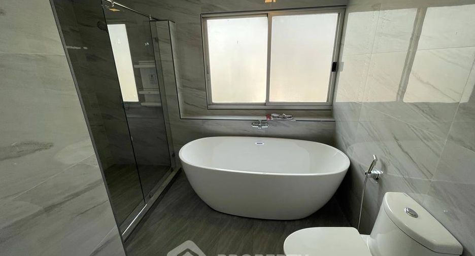 For rent 3 bedrooms apartment in Watthana, Bangkok