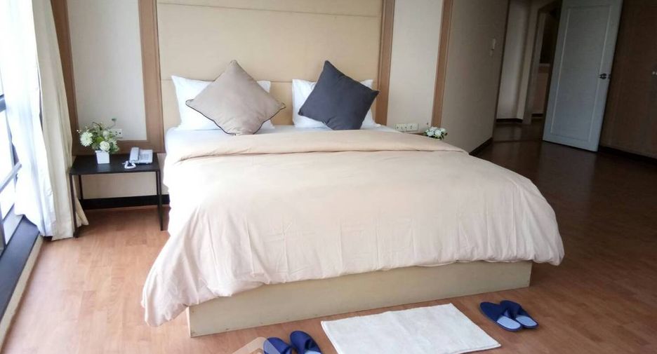 For rent 3 bedrooms condo in Watthana, Bangkok
