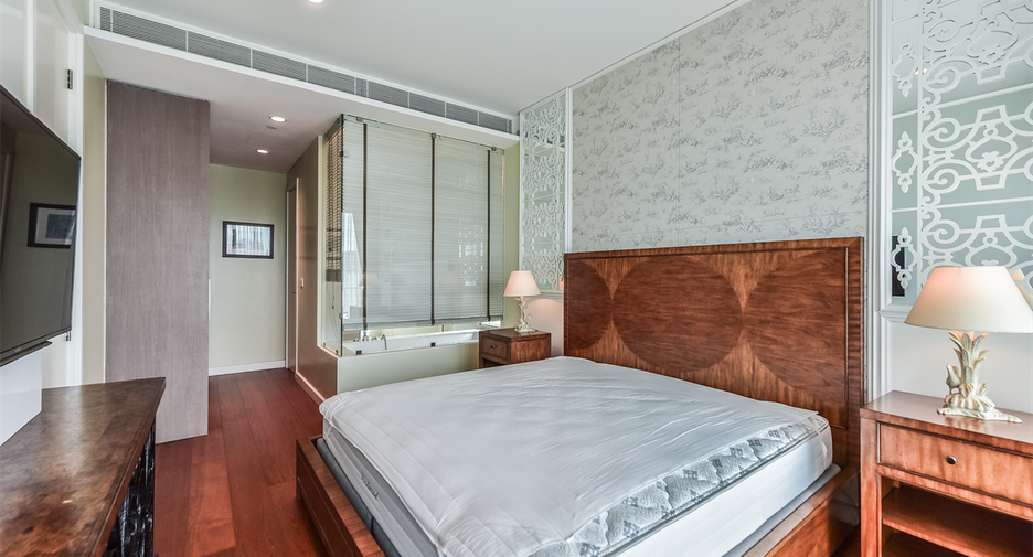 For rent 2 bedrooms condo in Pathum Wan, Bangkok