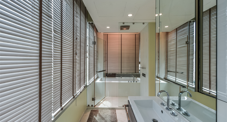 For rent 2 bedrooms condo in Pathum Wan, Bangkok