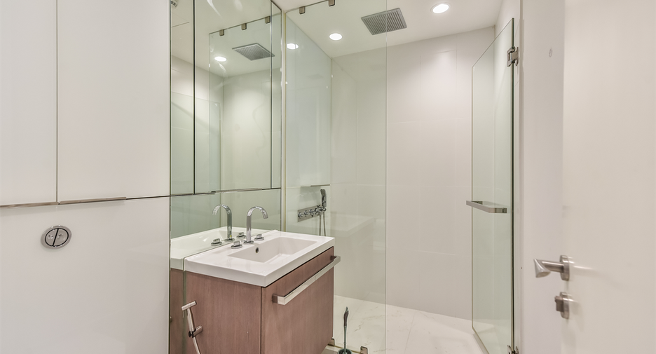 For rent 2 bedrooms condo in Pathum Wan, Bangkok
