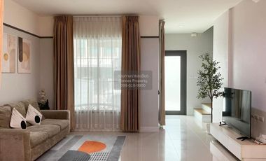 Casa adosada en alquiler de 3 habitaciones en Bang Phli, Samut Prakan