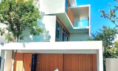 Casa en venta y en alquiler de 3 habitaciones en Saphan Sung, Bangkok