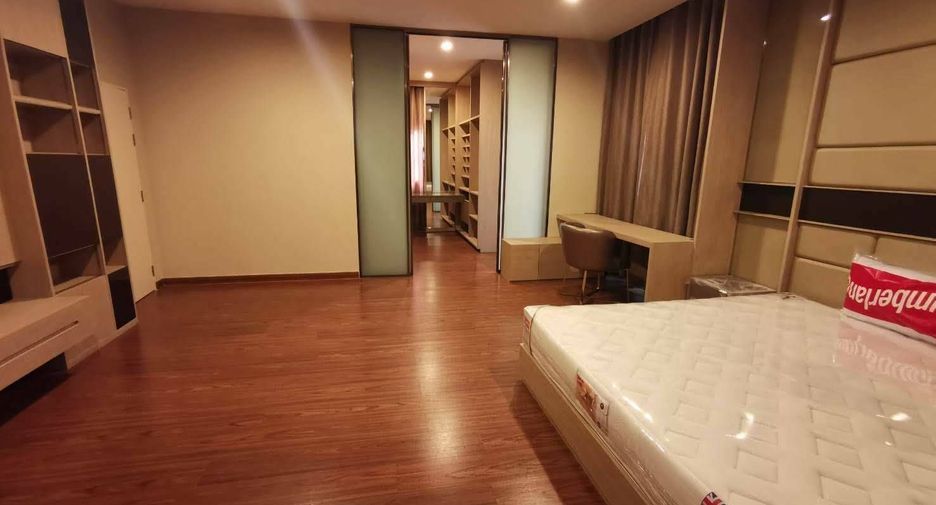 For rent 4 bedrooms house in Bang Na, Bangkok