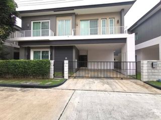 Casa en alquiler de 4 habitaciones en Bang Na, Bangkok