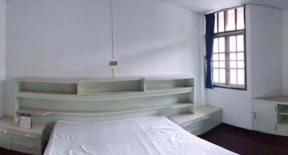 For rent 3 bedrooms townhouse in Watthana, Bangkok