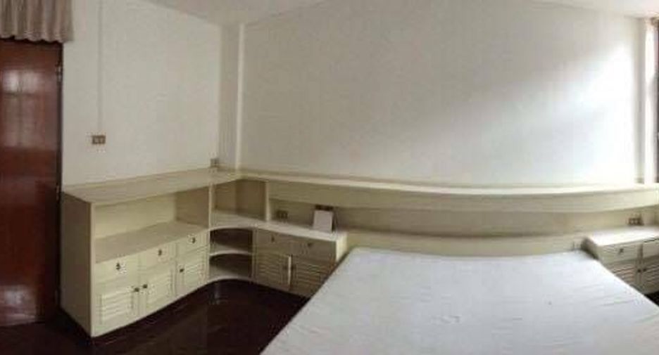 For rent 3 bedrooms townhouse in Watthana, Bangkok