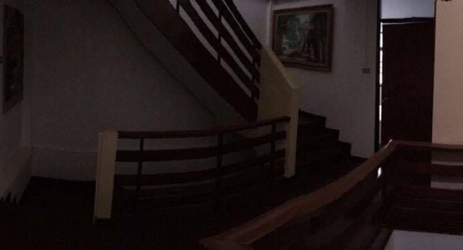 For rent 3 bedrooms townhouse in Watthana, Bangkok