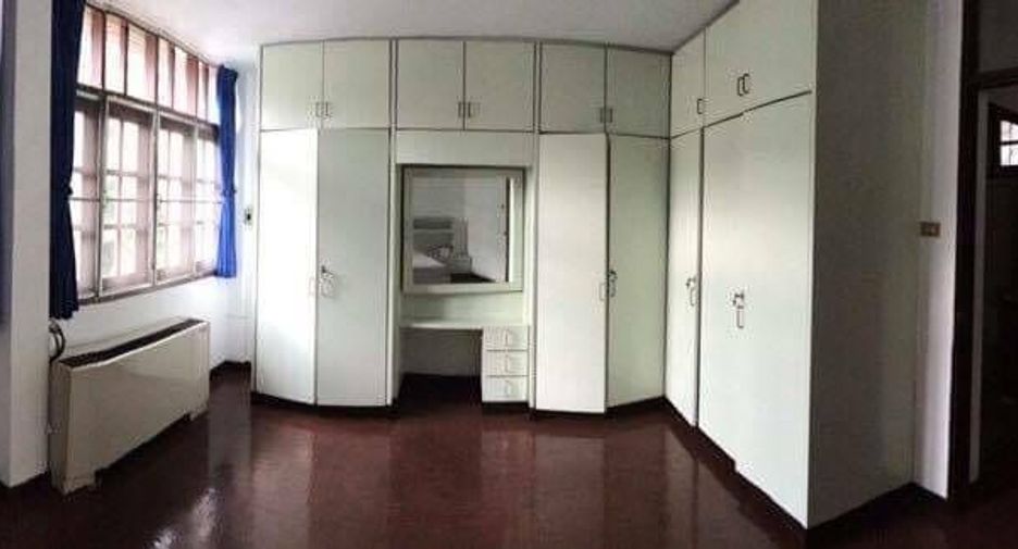 For rent 3 bedrooms townhouse in Watthana, Bangkok