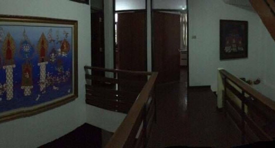 For rent 3 bedrooms townhouse in Watthana, Bangkok