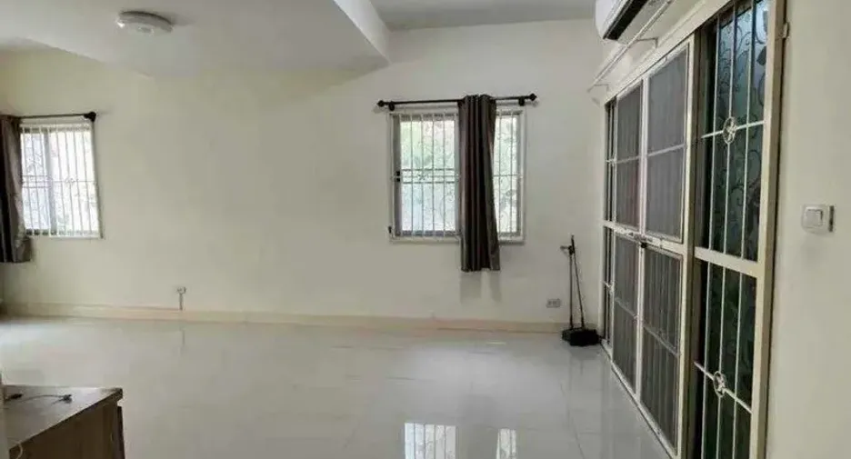 For rent 3 ベッドルーム townhouse in Pak Kret, Nonthaburi