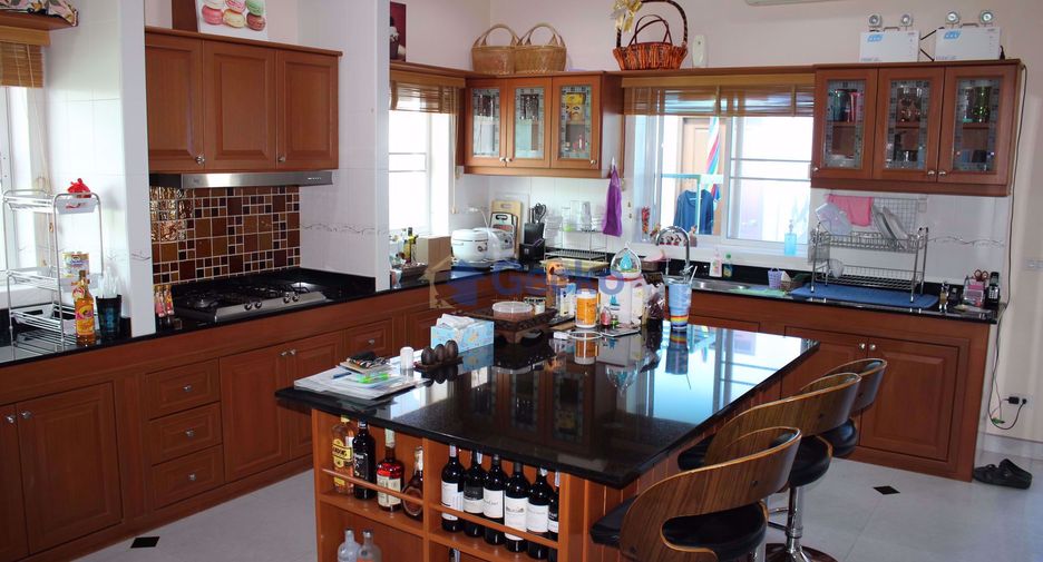 Casa en venta de 4 habitaciones en Bang Lamung, Chonburi