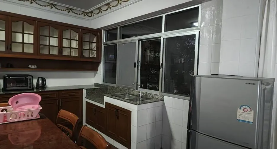 À louer 3 chambres appartement à Khlong Toei, Bangkok