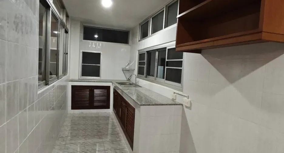 À louer 3 chambres appartement à Khlong Toei, Bangkok