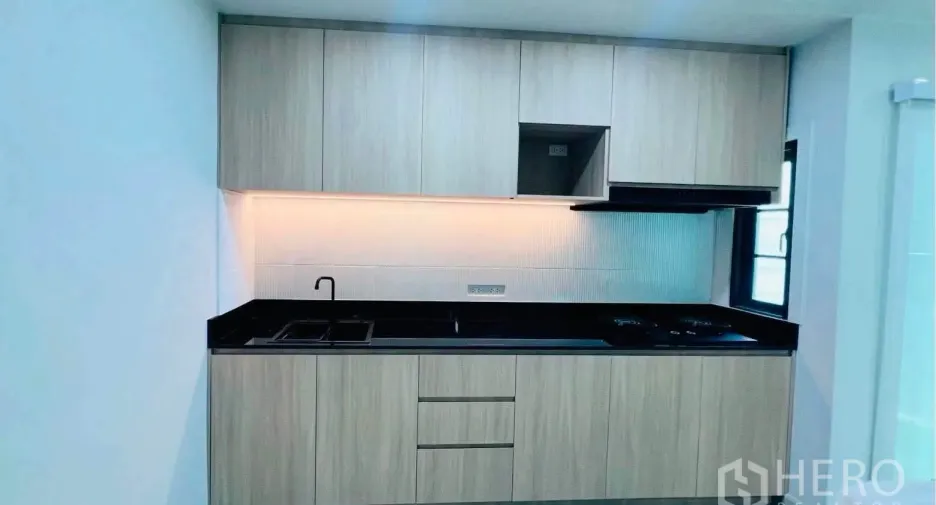 Casa adosada en alquiler de 3 habitaciones en Bang Phli, Samut Prakan