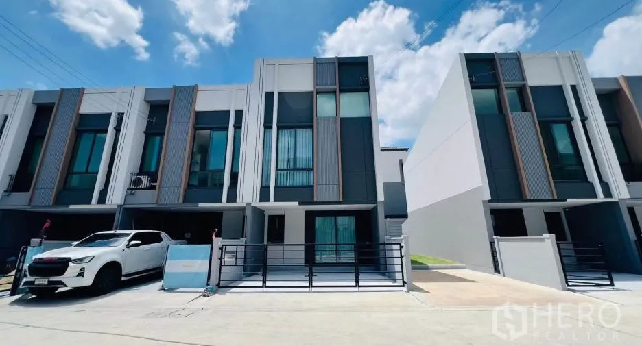 Casa adosada en alquiler de 3 habitaciones en Bang Phli, Samut Prakan