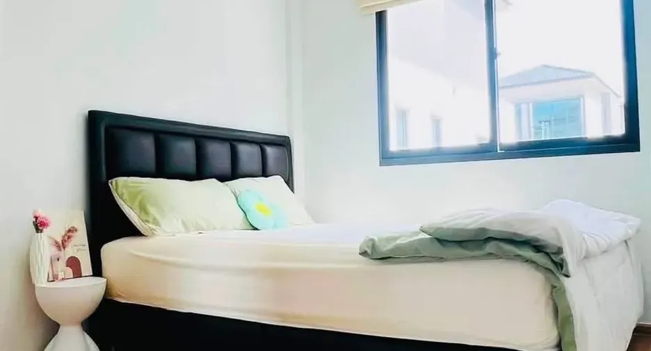 Casa adosada en alquiler de 3 habitaciones en Bang Phli, Samut Prakan