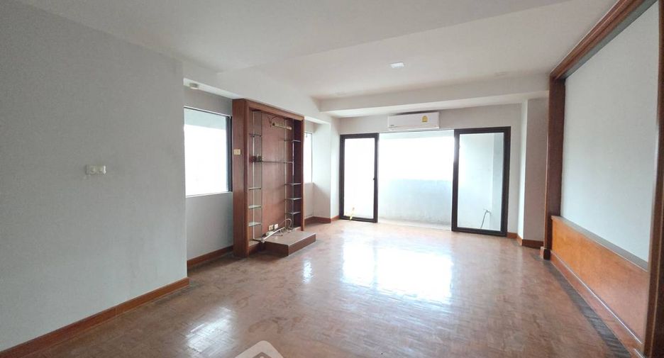For sale 3 bedrooms condo in Watthana, Bangkok