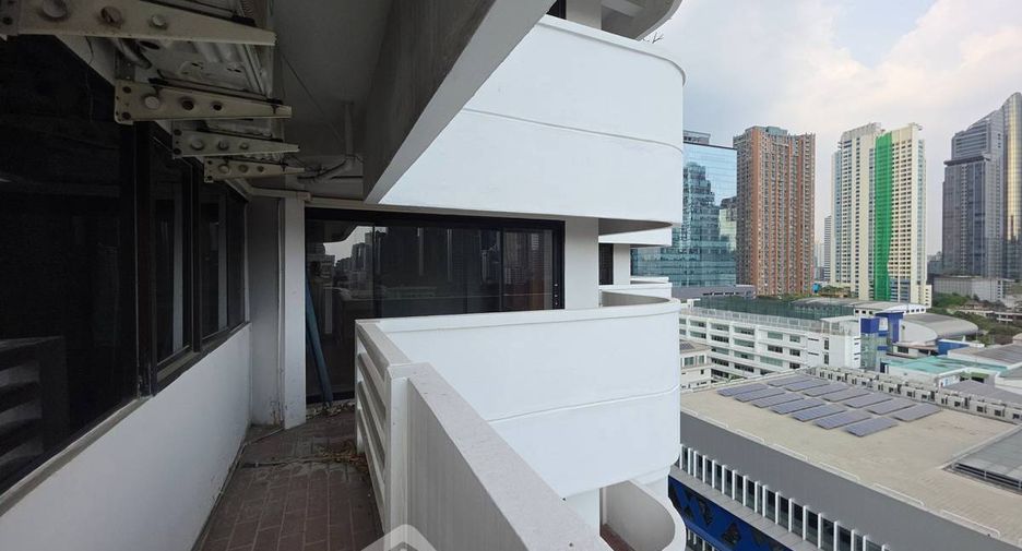 For sale 3 bedrooms condo in Watthana, Bangkok