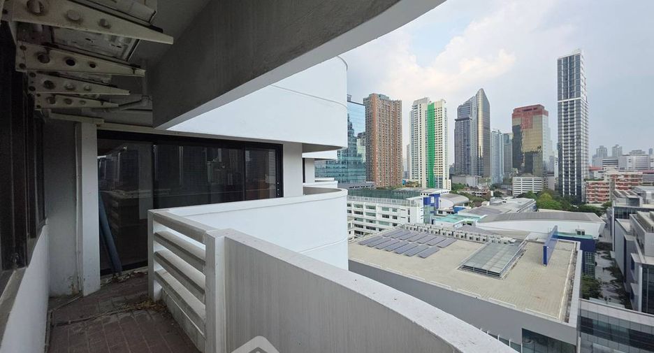 For sale 3 bedrooms condo in Watthana, Bangkok