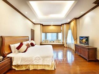 Casa en alquiler de 4 habitaciones en Yan Nawa, Bangkok