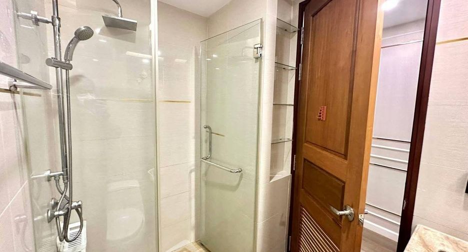 For rent 2 bedrooms condo in Huai Khwang, Bangkok