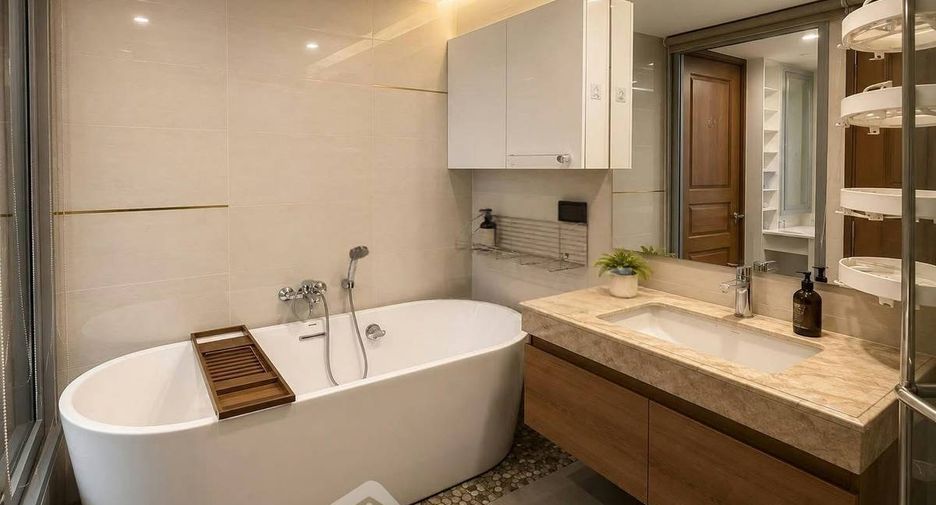 For rent 2 bedrooms condo in Huai Khwang, Bangkok