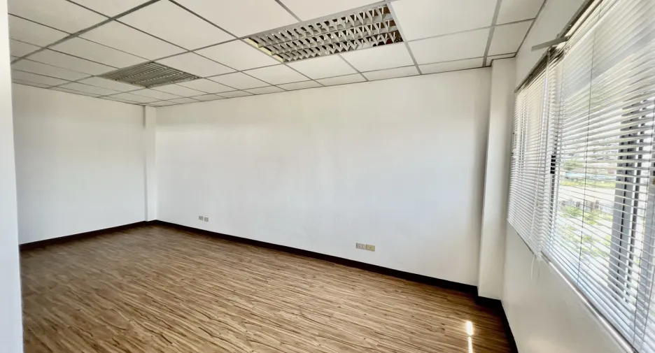 Gewerbefläche zum Kauf mit 4 Zimmer in Bang Lamung, Chonburi