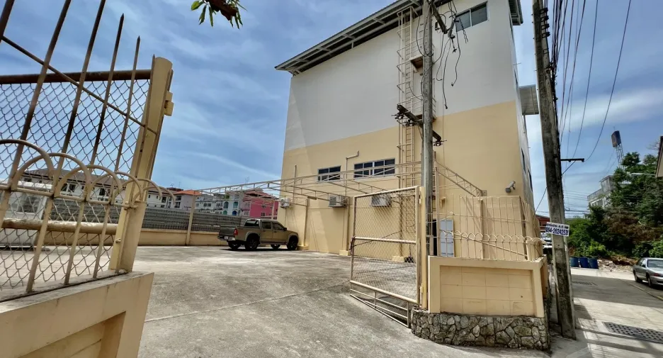 Gewerbefläche zum Kauf mit 4 Zimmer in Bang Lamung, Chonburi