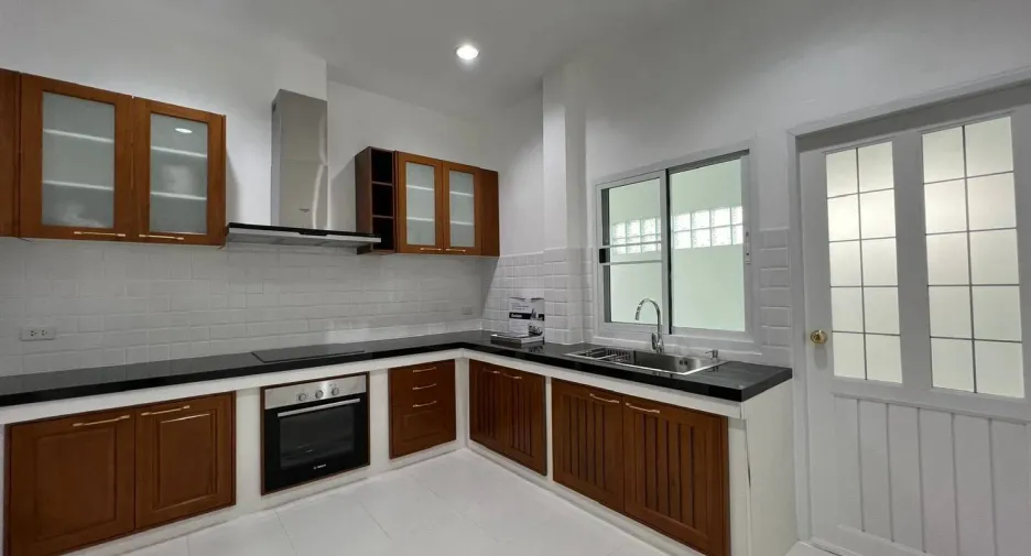 Haus zur Miete mit 4 Zimmer in Bang Lamung, Chonburi
