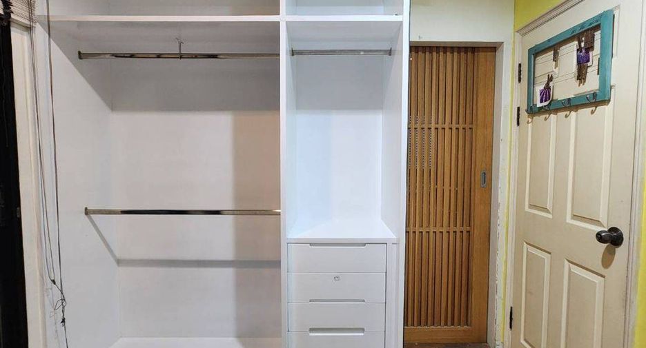 Condo en venta de 3 habitaciones en Yan Nawa, Bangkok